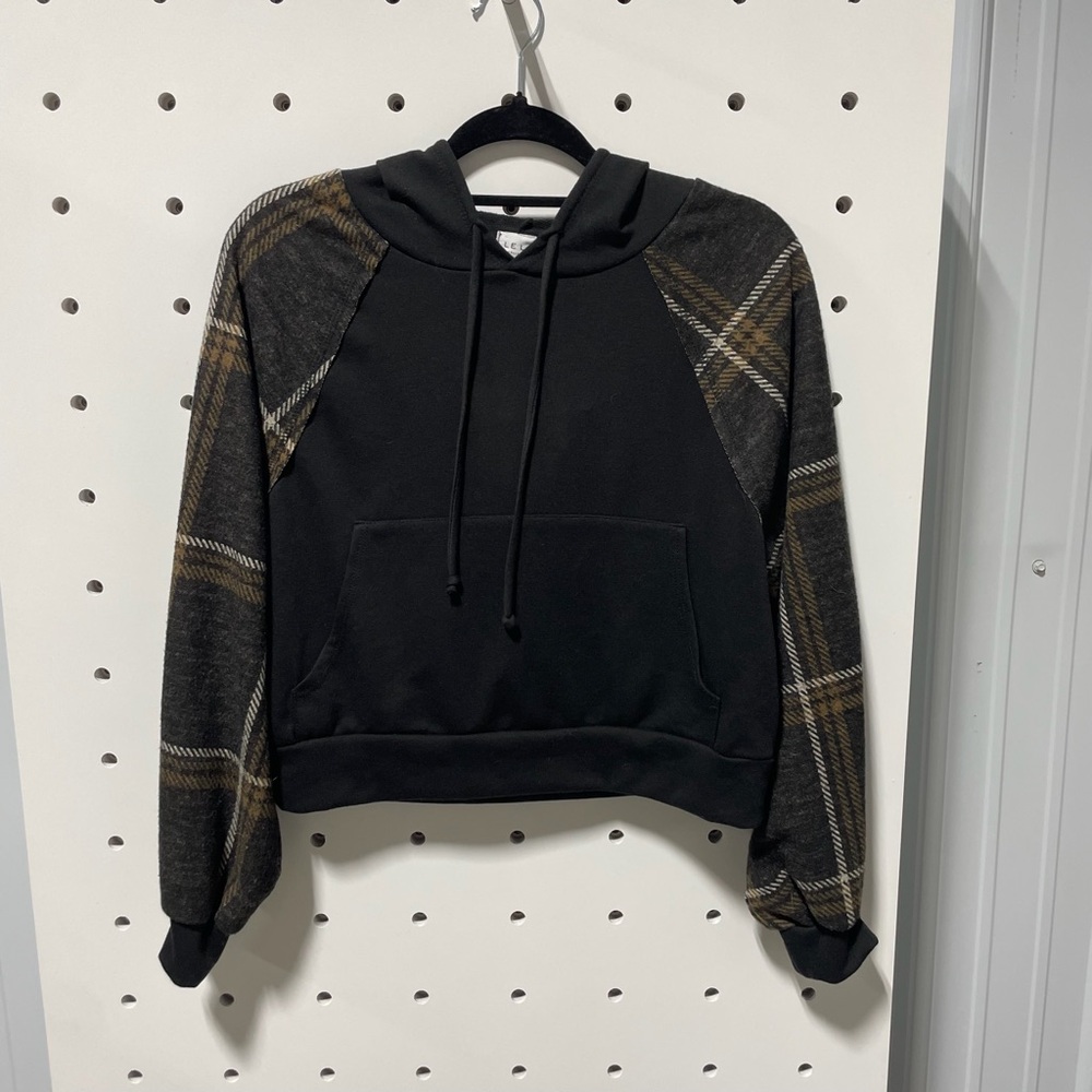 NWT LE LIS Black Hoodie with Plaid Sleeves Size M